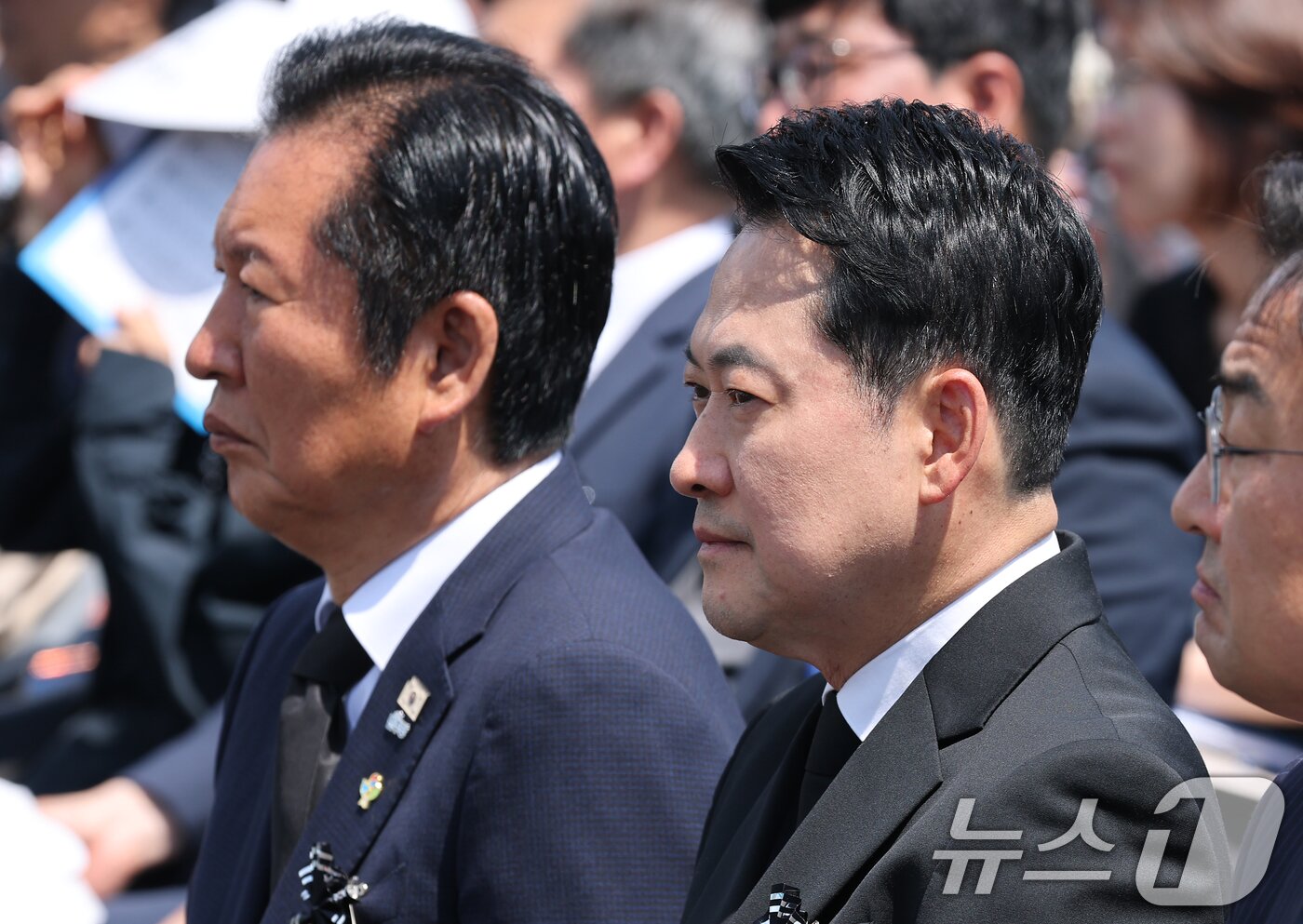 본문 이미지 - 정청래 더불어민주당 대표와 장동혁 국민의힘 대표가 6일 서울 동작구 국립서울현충원에서 열린 제71회 현충일 추념식에 참석해 있다. (청와대통신사진기자단) 2026.6.6 ⓒ 뉴스1 이재명 기자