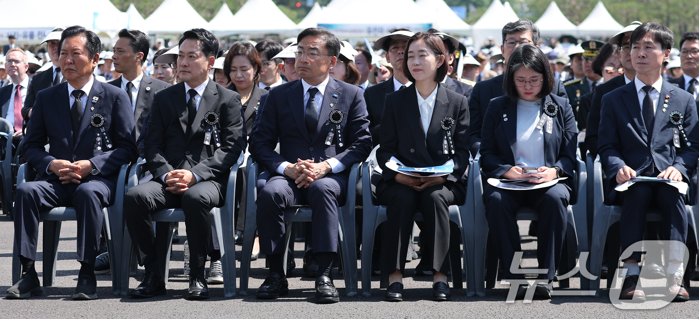 (서울=뉴스1) 이재명 기자 = 정청래 더불어민주당 대표와 장동혁 국민의힘 대표가 6일 서울 동작구 국립서울현충원에서 열린 제71회 현충일 추념식에 참석해 있다. (청와대통신사진기 …