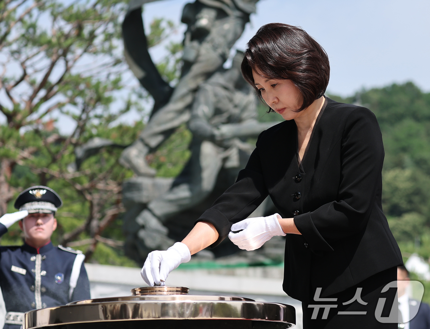 (서울=뉴스1) 이재명 기자 = 김혜경 여사가 6일 서울 동작구 국립서울현충원에서 열린 제71회 현충일 추념식에서 현충탑에 참배하고 있다. (청와대통신사진기자단) 2026.6.6/ …