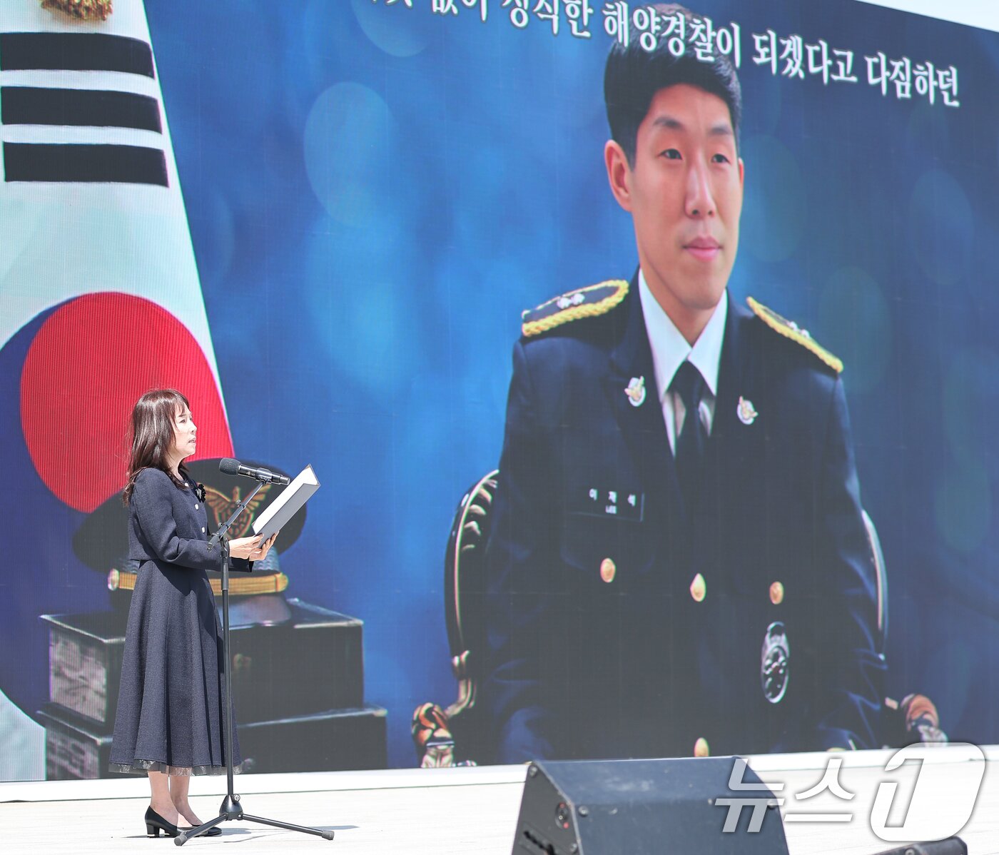 본문 이미지 - 고 이재석 경사 모친 백연재 씨가 6일 서울 동작구 국립서울현충원에서 열린 제71회 현충일 추념식에서 '아들에게 전하는 편지'를 낭독하고 있다. (청와대통신사진기자단) 2026.6.6 ⓒ 뉴스1 이재명 기자