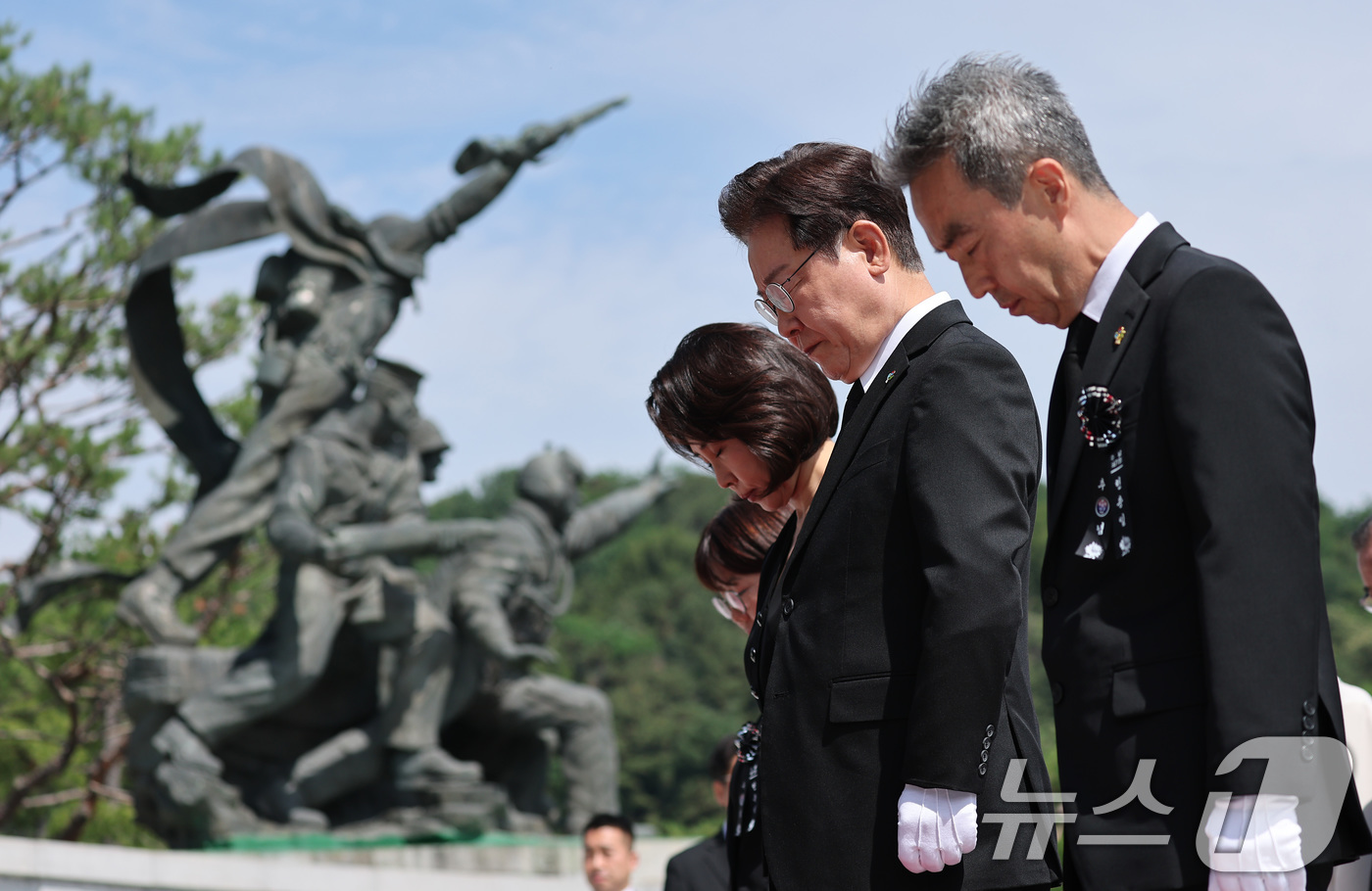 (서울=뉴스1) 이재명 기자 = 이재명 대통령이 6일 서울 동작구 국립서울현충원에서 열린 제71회 현충일 추념식에서 현충탑에 참배하고 있다. (청와대통신사진기자단) 2026.6.6 …