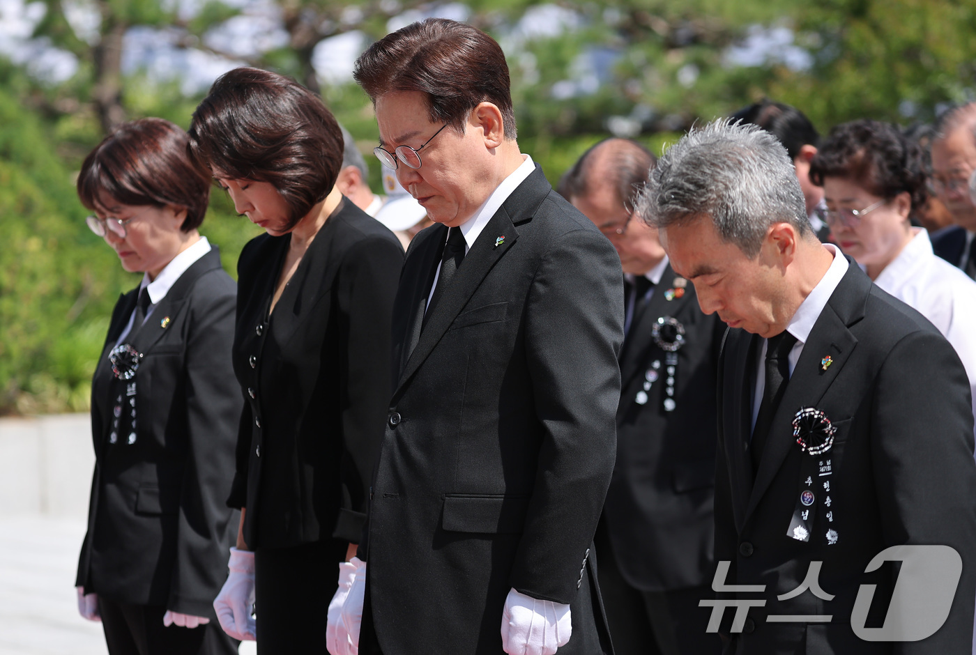 (서울=뉴스1) 이재명 기자 = 이재명 대통령이 6일 서울 동작구 국립서울현충원에서 열린 제71회 현충일 추념식에서 현충탑에 참배하고 있다. (청와대통신사진기자단) 2026.6.6 …