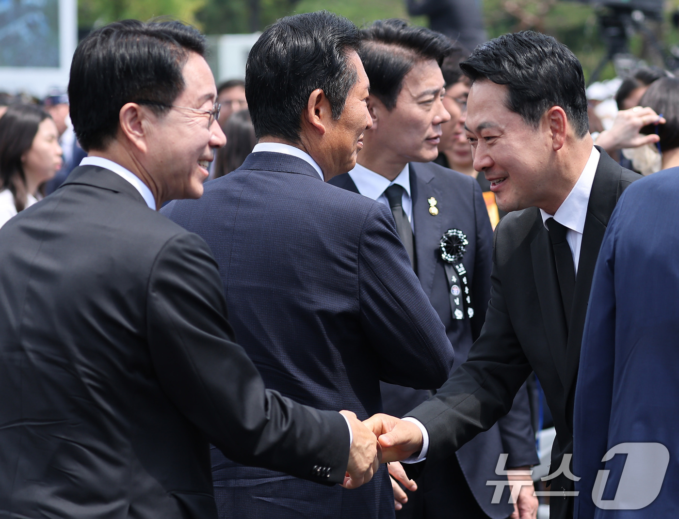 (서울=뉴스1) 이재명 기자 = 조정식 국회의장과 장동혁 국민의힘 대표가 6일 서울 동작구 국립서울현충원에서 열린 제71회 현충일 추념식에서 인사를 나누고 있다. (청와대통신사진기 …
