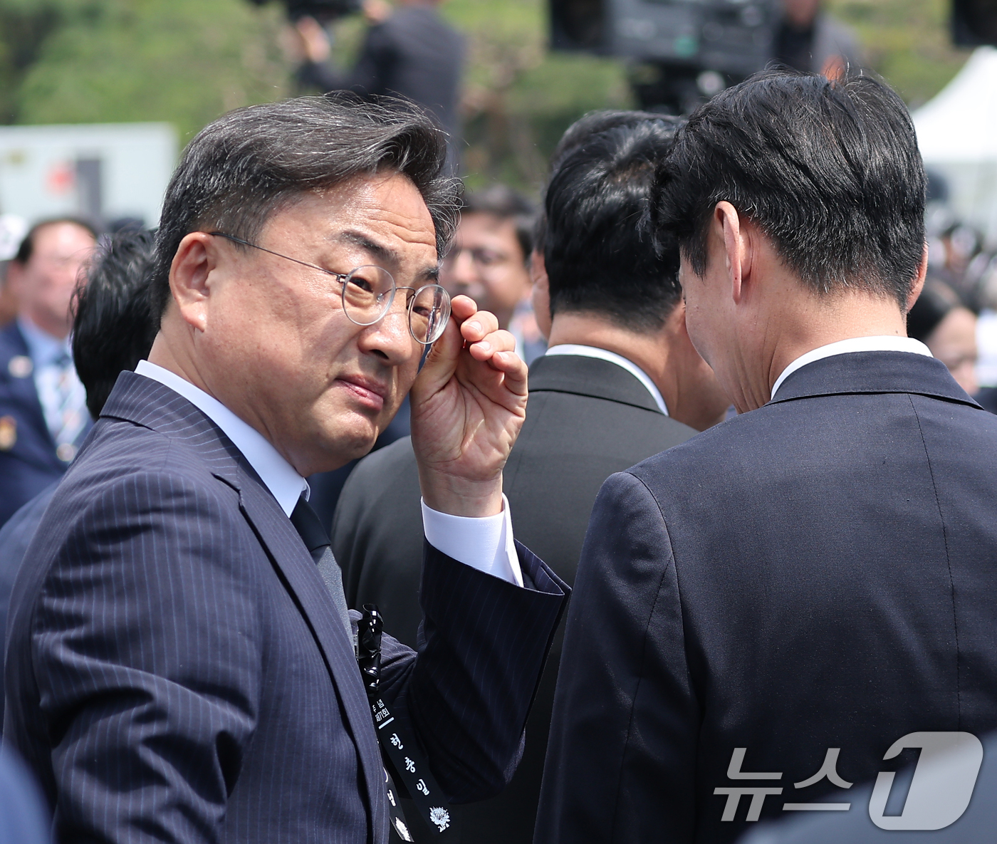 (서울=뉴스1) 이재명 기자 = 신장식 조국혁신당 대표 권한대행이 6일 서울 동작구 국립서울현충원에서 열린 제71회 현충일 추념식을 마친 후 행사장을 나서고 있다. (청와대통신사진 …