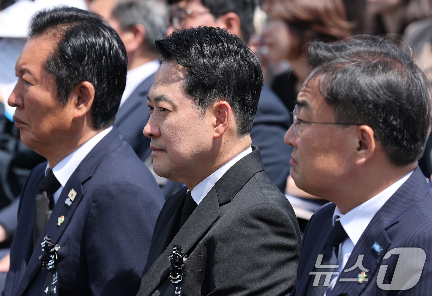 (서울=뉴스1) 이재명 기자 = 정청래 더불어민주당 대표와 장동혁 국민의힘 대표가 6일 서울 동작구 국립서울현충원에서 열린 제71회 현충일 추념식에 참석해 있다. (청와대통신사진기 …