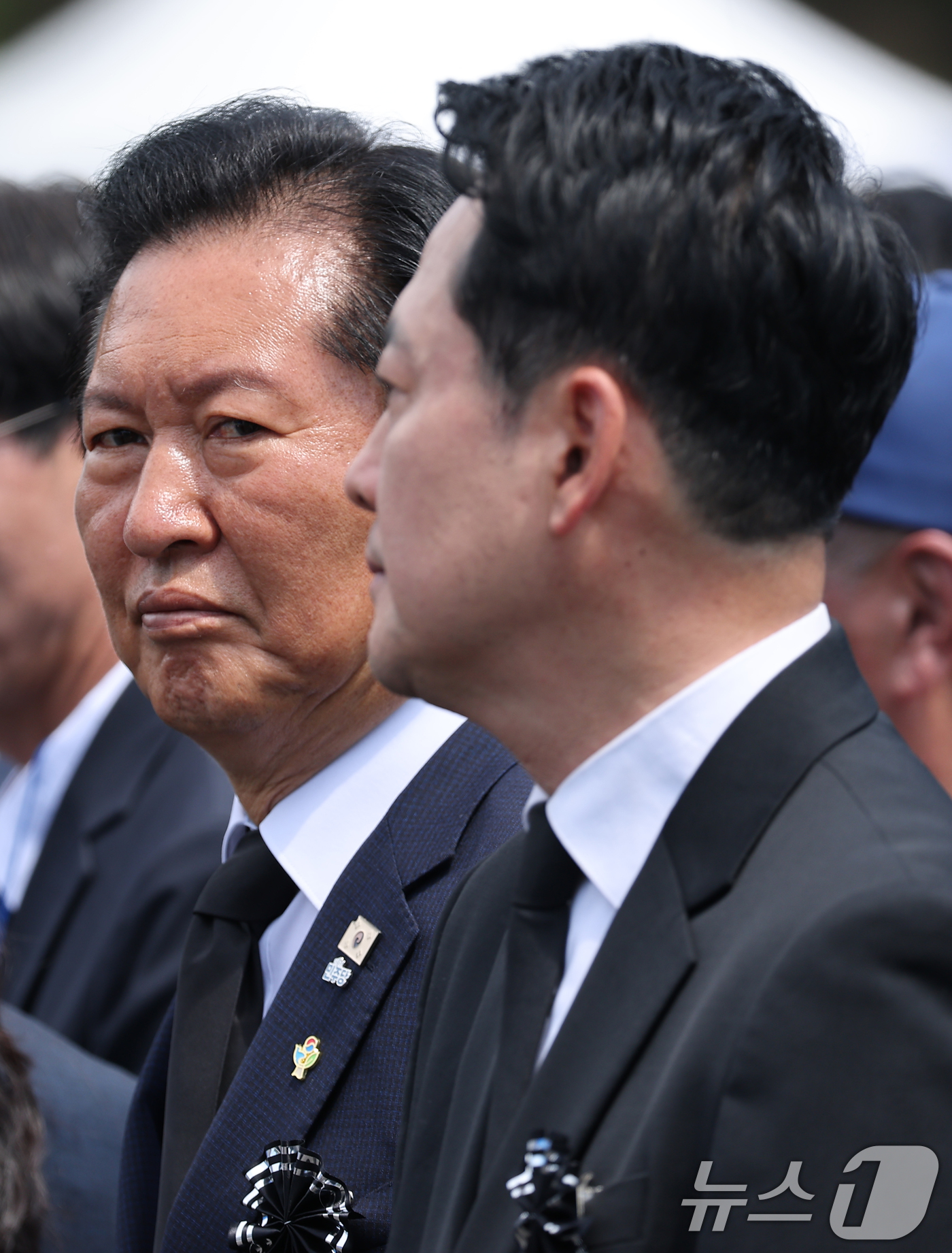(서울=뉴스1) 이재명 기자 = 정청래 더불어민주당 대표와 장동혁 국민의힘 대표가 6일 서울 동작구 국립서울현충원에서 열린 제71회 현충일 추념식에 참석해 있다. (청와대통신사진기 …