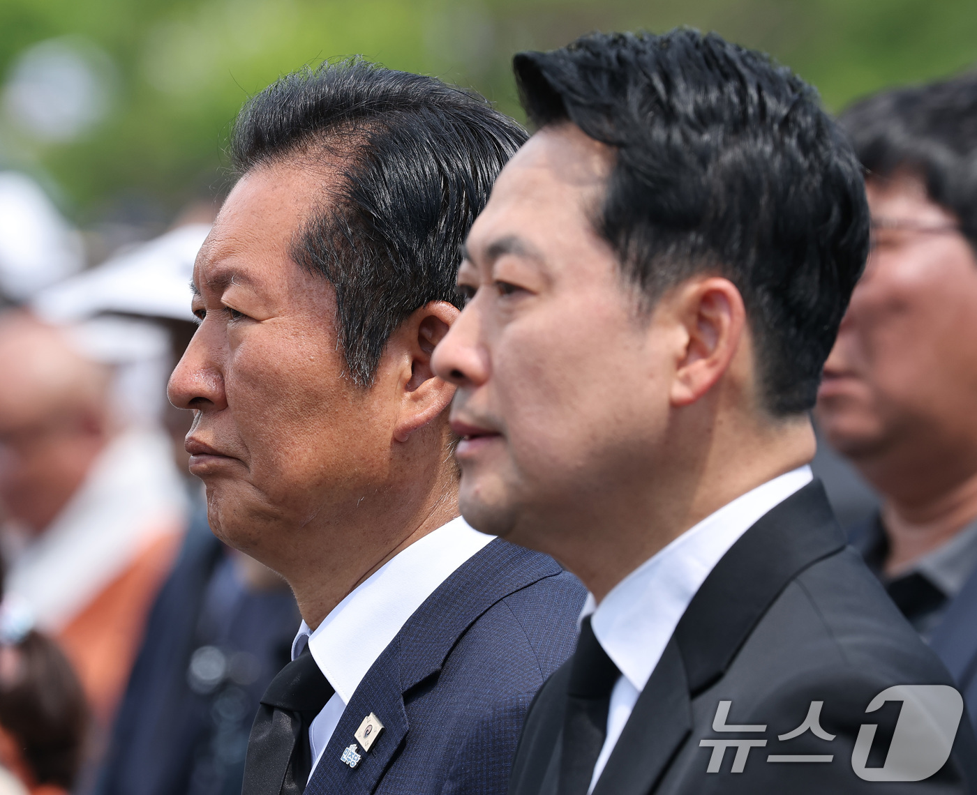 (서울=뉴스1) 이재명 기자 = 정청래 더불어민주당 대표와 장동혁 국민의힘 대표가 6일 서울 동작구 국립서울현충원에서 열린 제71회 현충일 추념식에 참석해 있다. (청와대통신사진기 …