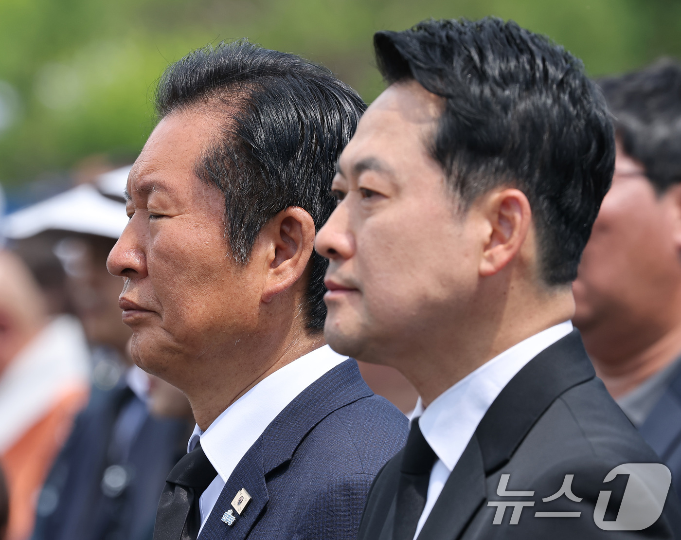 (서울=뉴스1) 이재명 기자 = 정청래 더불어민주당 대표와 장동혁 국민의힘 대표가 6일 서울 동작구 국립서울현충원에서 열린 제71회 현충일 추념식에 참석해 있다. (청와대통신사진기 …