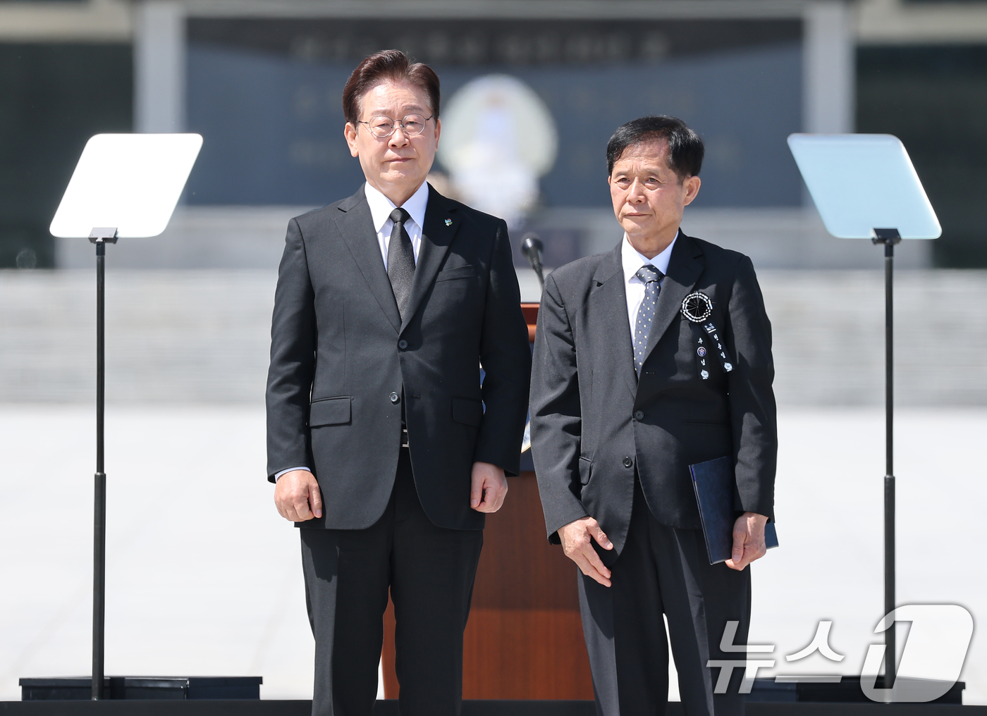 (서울=뉴스1) 이재명 기자 = 이재명 대통령이 6일 서울 동작구 국립서울현충원에서 열린 제71회 현충일 추념식에서 고 이재석 경사 아버지 이한일 씨에게 국가유공자 증서를 수여한 …