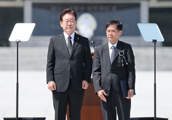 이재명 대통령, 고 이재석 경사 부친에게 국가유공자 증서 수여