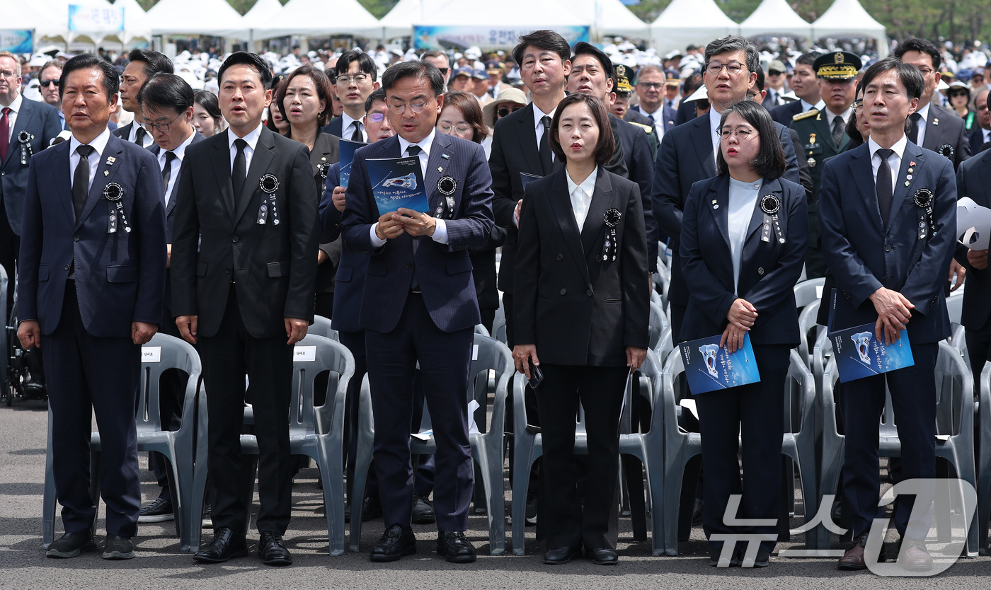 (서울=뉴스1) 이재명 기자 = 정청래 더불어민주당 대표와 장동혁 국민의힘 대표, 신장식 조국혁신당 대표 권한대행, 김재연 진보당 상임대표, 용혜인 기본소득당 대표, 한창민 사회민 …