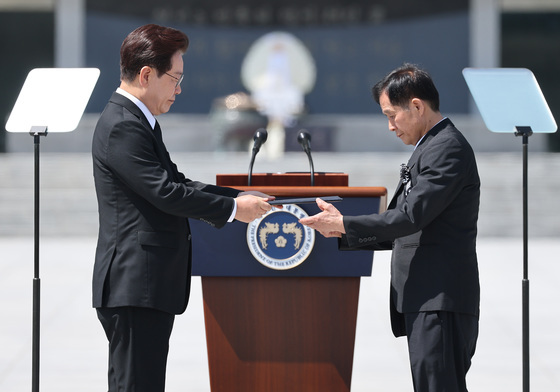 국가유공자 증서 수여하는 이재명 대통령