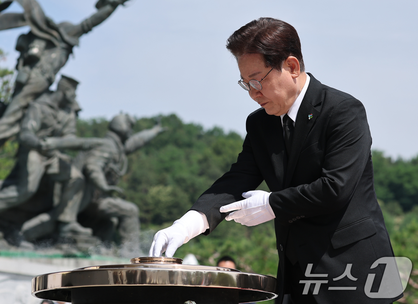(서울=뉴스1) 이재명 기자 = 이재명 대통령이 6일 서울 동작구 국립서울현충원에서 열린 제71회 현충일 추념식에서 현충탑에 참배하고 있다. (청와대통신사진기자단) 2026.6.6 …