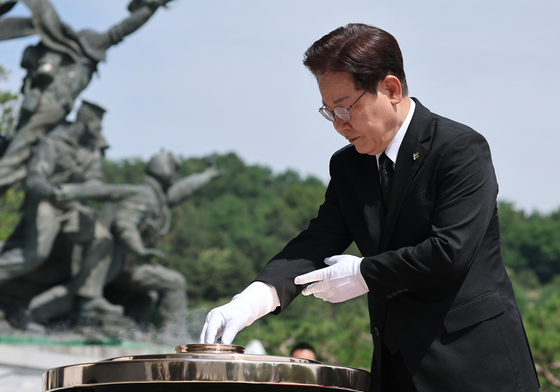 현충탑에 분향하는 이재명 대통령