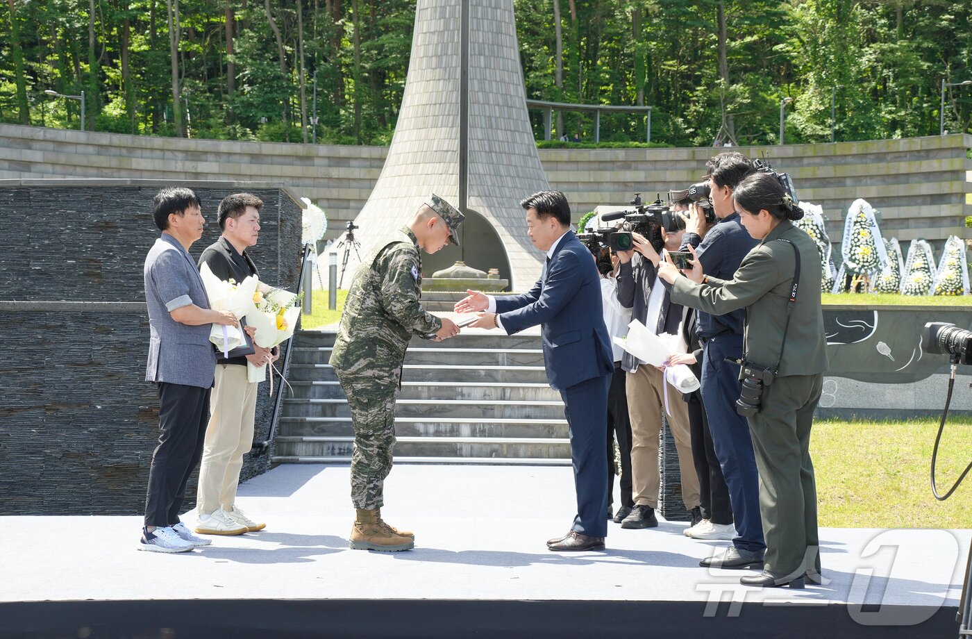 본문 이미지 - 6일 오전 국립제주호국원 현충광장에서 거행된 제71회 현충일 추념식.(제주도 제공. 재판매 및 DB 금지) ⓒ 뉴스1