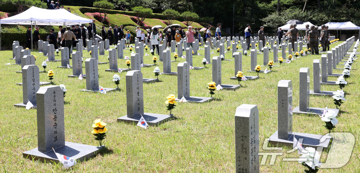 (전주=뉴스1) 유경석 기자 = 현충일인 6일 전북 전주시 군경묘지를 찾은 추모객들이 참배를 하기 위해 발걸음을 옮기고 있다. 2026.6.6/뉴스1