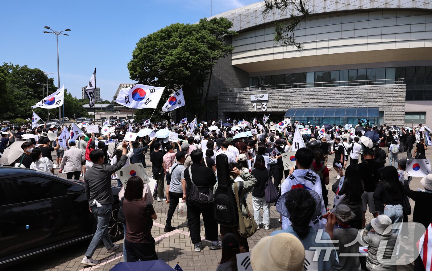 본문 이미지 - 6·3 지방선거 투표용지 부족 사태에 반발한 시민들이 6일 서울 송파구 올림픽공원 핸드볼경기장 개표소 앞에 모여 재선거를 요구하는 구호를 외치고 있다. 2026.6.6 ⓒ 뉴스1 구윤성 기자