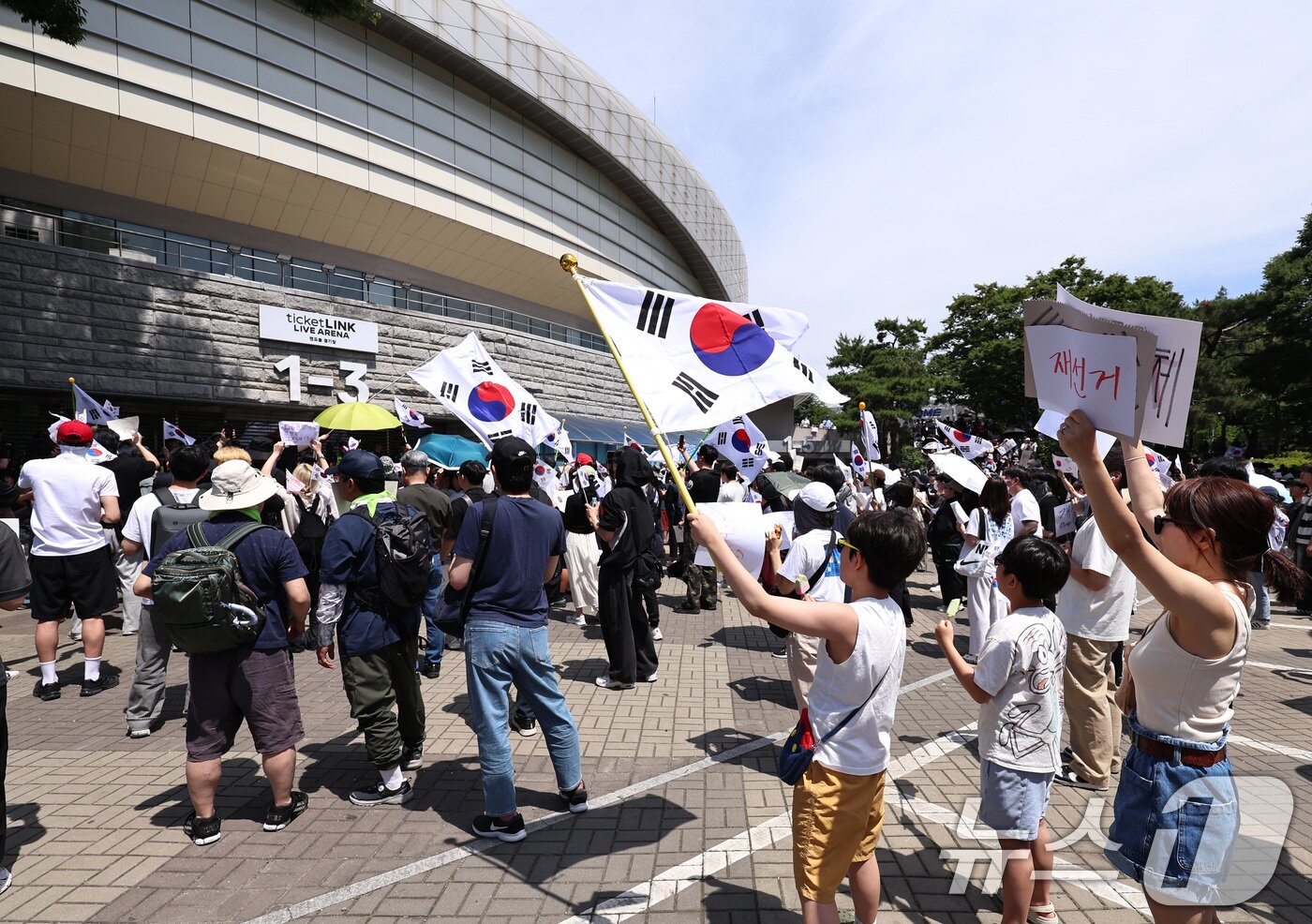 본문 이미지 - 6·3 지방선거 투표용지 부족 사태에 반발한 시민들이 6일 서울 송파구 올림픽공원 핸드볼경기장 개표소 앞에 모여 재선거를 요구하는 구호를 외치고 있다. 2026.6.6 ⓒ 뉴스1 구윤성 기자