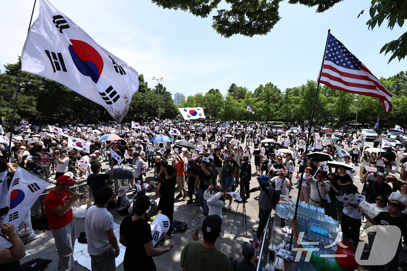 (서울=뉴스1) 구윤성 기자 = 6·3 지방선거 투표용지 부족 사태에 반발한 시민들이 6일 서울 송파구 올림픽공원 핸드볼경기장 개표소 앞에 모여 재선거를 요구하는 구호를 외치고 있 …