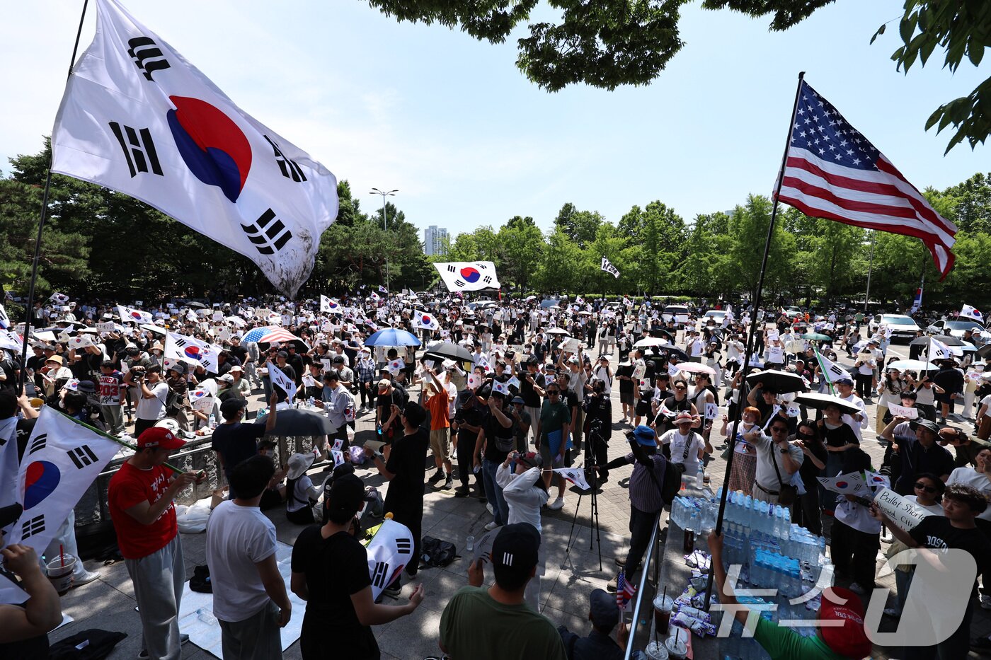 본문 이미지 - 6·3 지방선거 투표용지 부족 사태에 반발한 시민들이 6일 서울 송파구 올림픽공원 핸드볼경기장 개표소 앞에 모여 재선거를 요구하는 구호를 외치고 있다. 2026.6.6 ⓒ 뉴스1 구윤성 기자