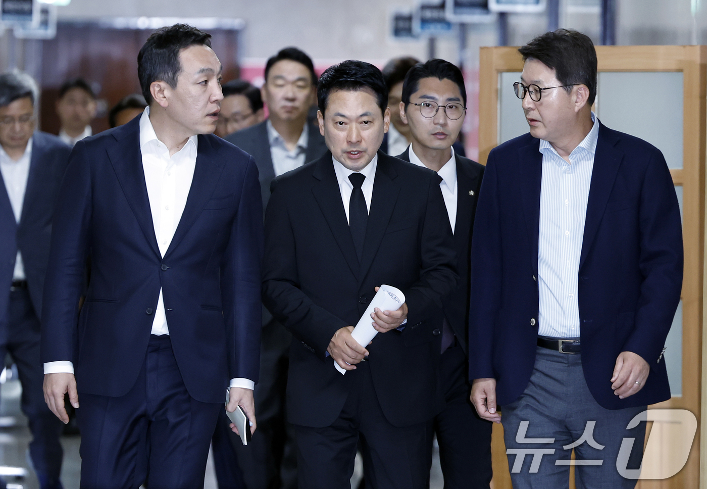 (서울=뉴스1) 박정호 기자 = 장동혁 국민의힘 대표가 6일 오전 서울 여의도 국회 국민의힘 대회의실에서 열린 긴급 최고위원회의에 김민수, 신동욱 최고위원과 대화를 나누며 걸어오고 …