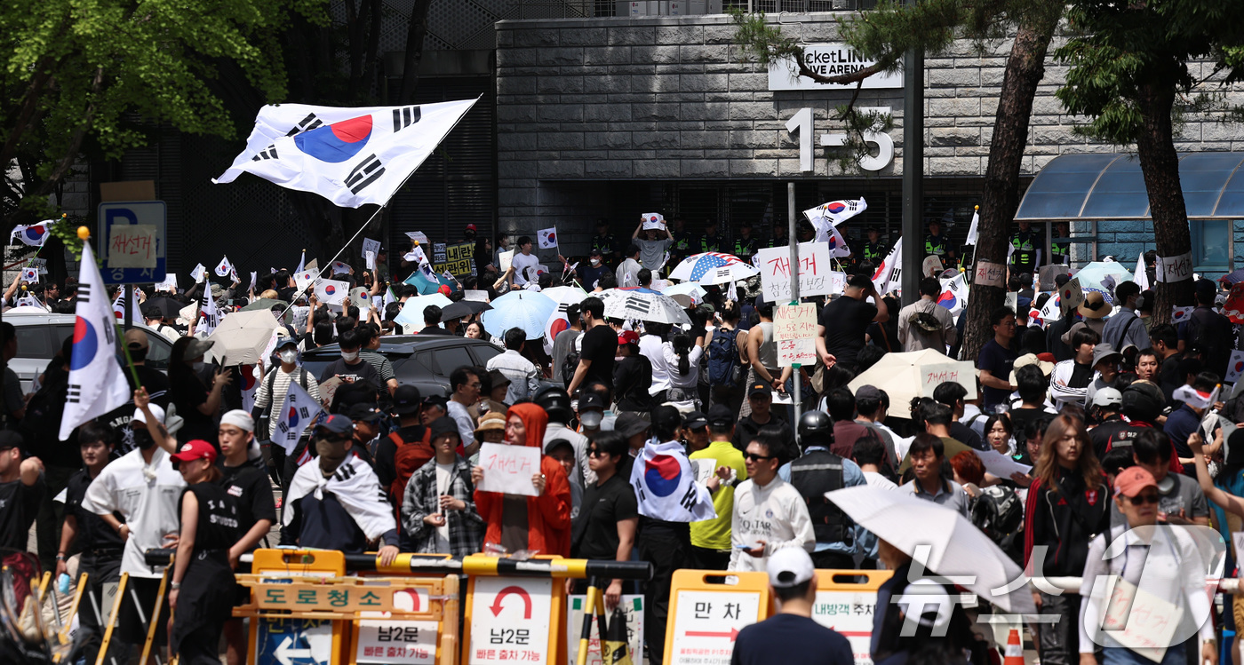 (서울=뉴스1) 구윤성 기자 = 6·3 지방선거 투표용지 부족 사태에 반발한 시민들이 6일 서울 송파구 올림픽공원 핸드볼경기장 개표소 앞에 모여 재선거를 요구하는 구호를 외치고 있 …