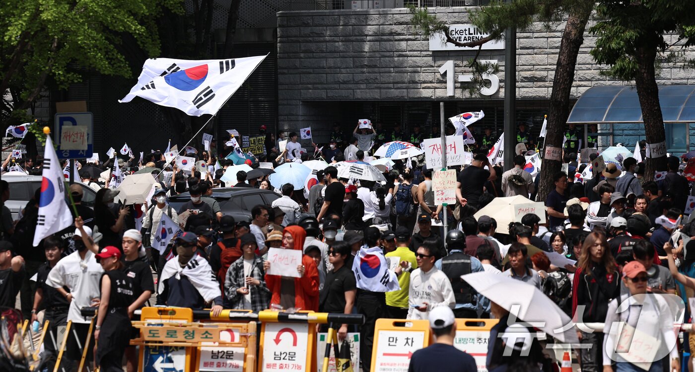 본문 이미지 - 6·3 지방선거 투표용지 부족 사태에 반발한 시민들이 6일 서울 송파구 올림픽공원 핸드볼경기장 개표소 앞에 모여 재선거를 요구하는 구호를 외치고 있다. 2026.6.6 ⓒ 뉴스1 구윤성 기자