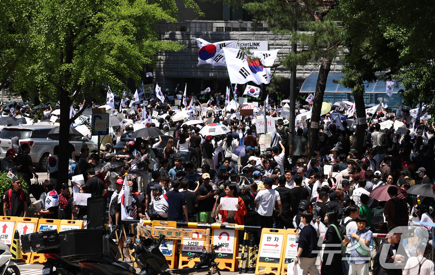 (서울=뉴스1) 구윤성 기자 = 6·3 지방선거 투표용지 부족 사태에 반발한 시민들이 6일 오전 서울 송파구 올림픽공원 핸드볼경기장 개표소 앞에 모여 재선거를 요구하는 구호를 외치 …
