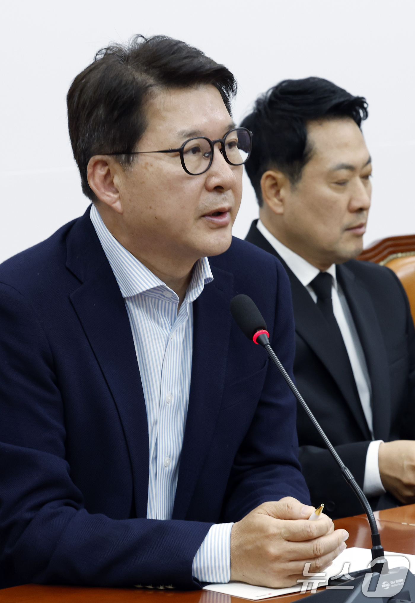 (서울=뉴스1) 박정호 기자 = 신동욱 국민의힘 최고위원이 6일 오전 서울 여의도 국회 국민의힘 대회의실에서 열린 긴급 최고위원회의에서 발언을 하고 있다. 2026.6.6/뉴스1