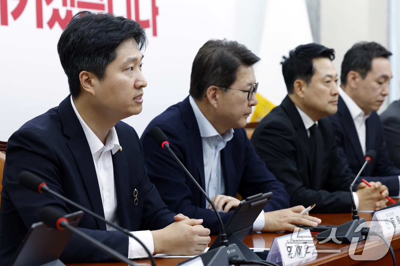 (서울=뉴스1) 박정호 기자 = 우재준 국민의힘 청년최고위원이 6일 오전 서울 여의도 국회 국민의힘 대회의실에서 열린 긴급 최고위원회의에서 발언을 하고 있다. 2026.6.6/뉴스 …