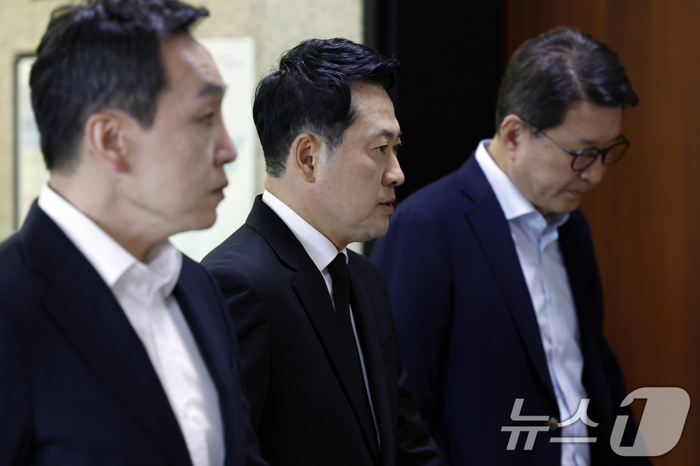 (서울=뉴스1) 박정호 기자 = 장동혁 국민의힘 대표가 6일 오전 서울 여의도 국회 국민의힘 대회의실에서 열린 긴급 최고위원회의에 김민수, 신동욱 최고위원과 대화를 나누며 참석하고 …