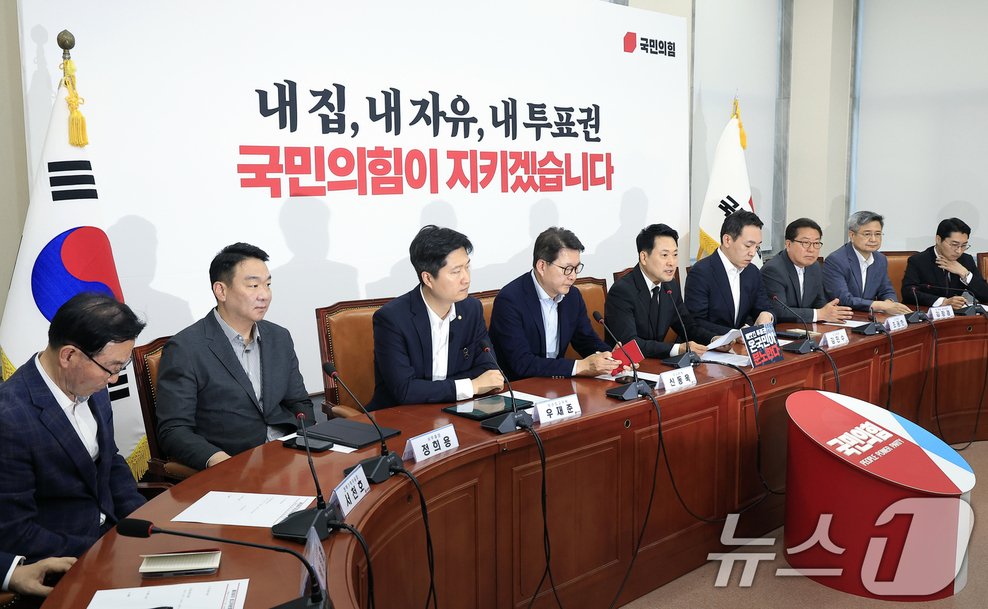 (서울=뉴스1) 박정호 기자 = 장동혁 국민의힘 대표가 6일 오전 서울 여의도 국회 국민의힘 대회의실에서 열린 긴급 최고위원회의에서 모두 발언을 하고 있다.  2026.6.6/뉴스 …