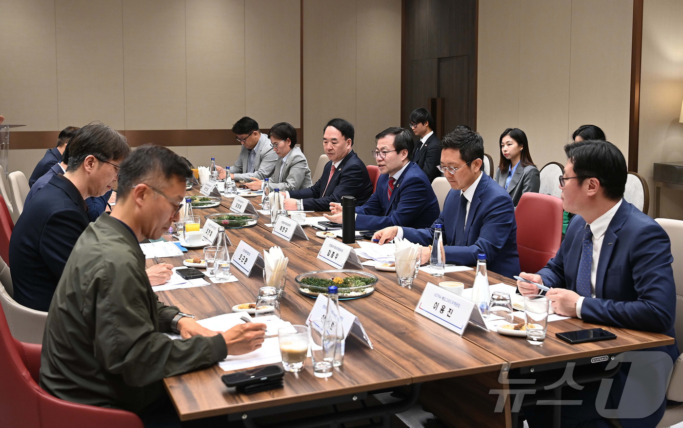 (서울=뉴스1) = 한-세르비아 포괄적경제동반자협정(CEPA) 협상 타결 서명식’참석차 세르비아를 방문중인 여한구 산업통상부 통상교섭본부장이 5일(현지시간) 베오그라드에서 열린 세 …