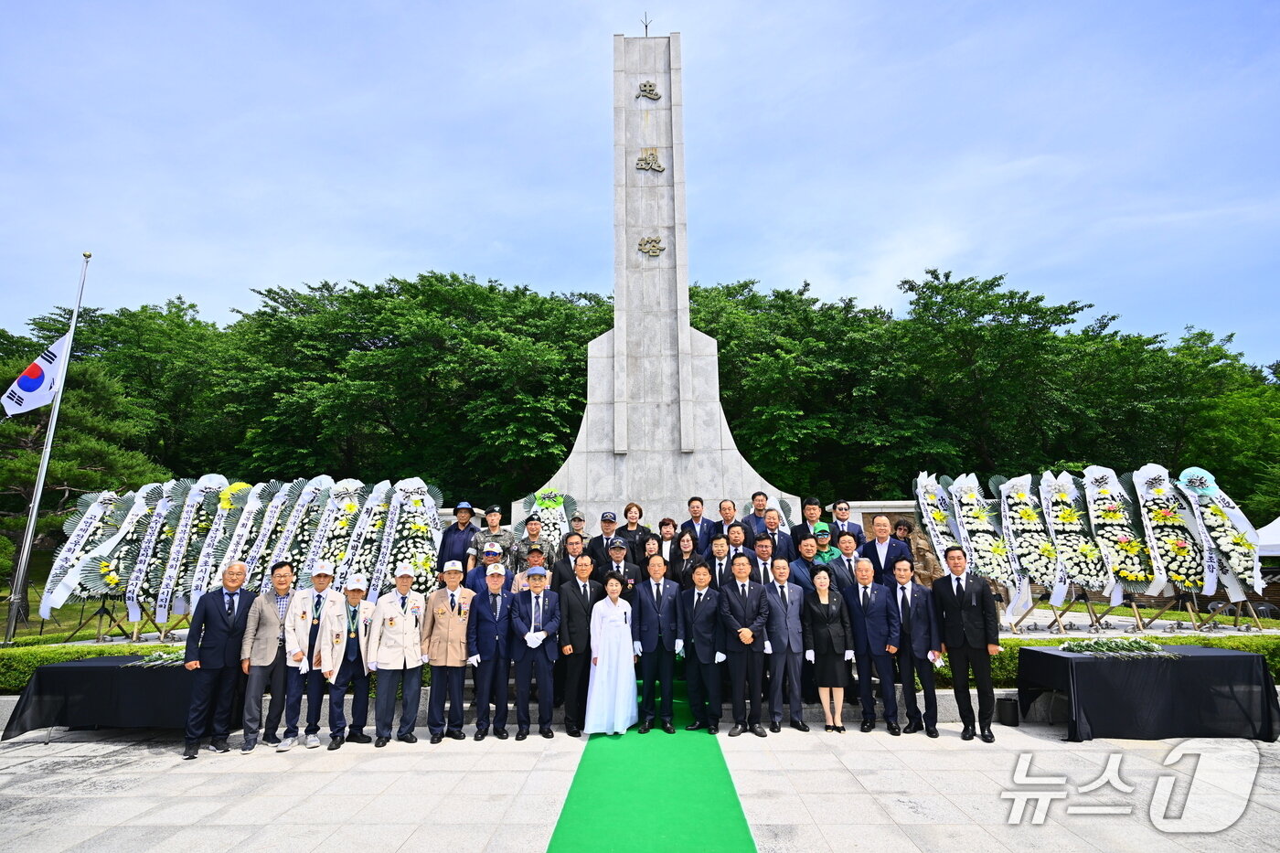 본문 이미지 - 6일 오전 속초 도문동 충혼탑에서 진행된 제71회 현충일 추념식을 마친 뒤 이병선 속초시장, 국가유공자와 유가족, 보훈단체, 기관·단체장 등이 기념촬영을 하고 있다.(속초시 제공, 재판매 및 DB금지) 