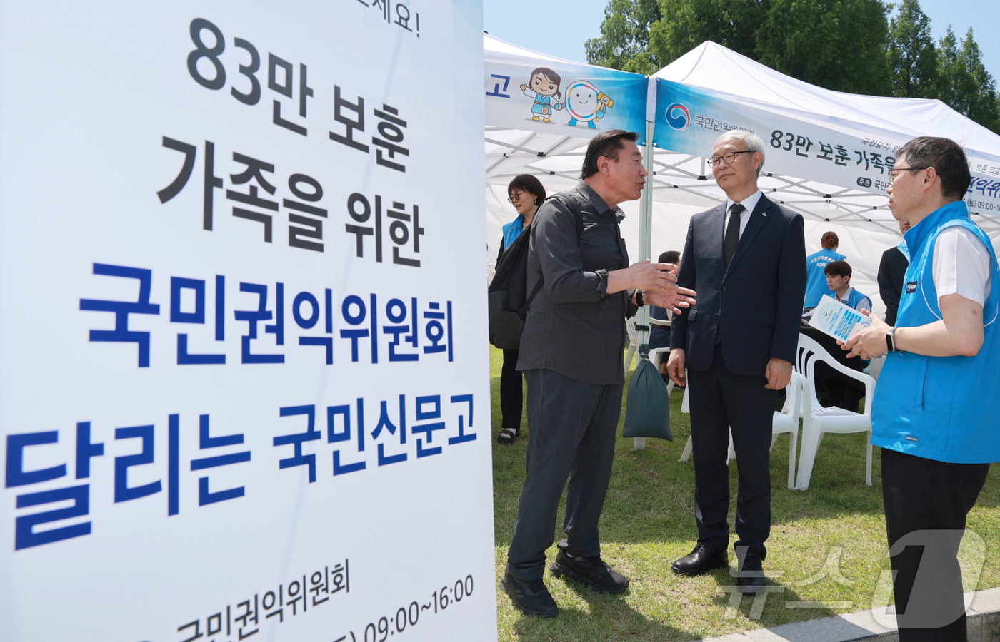 (서울=뉴스1) = 주진우 청와대 공공갈등조정비서관이 현충일인 6일 서울 동작구 국립서울현충원에 마련된 권익위 '달리는 국민신문고' 이동 상담장을 찾아 국가유공자와 보훈가족들의 고 …