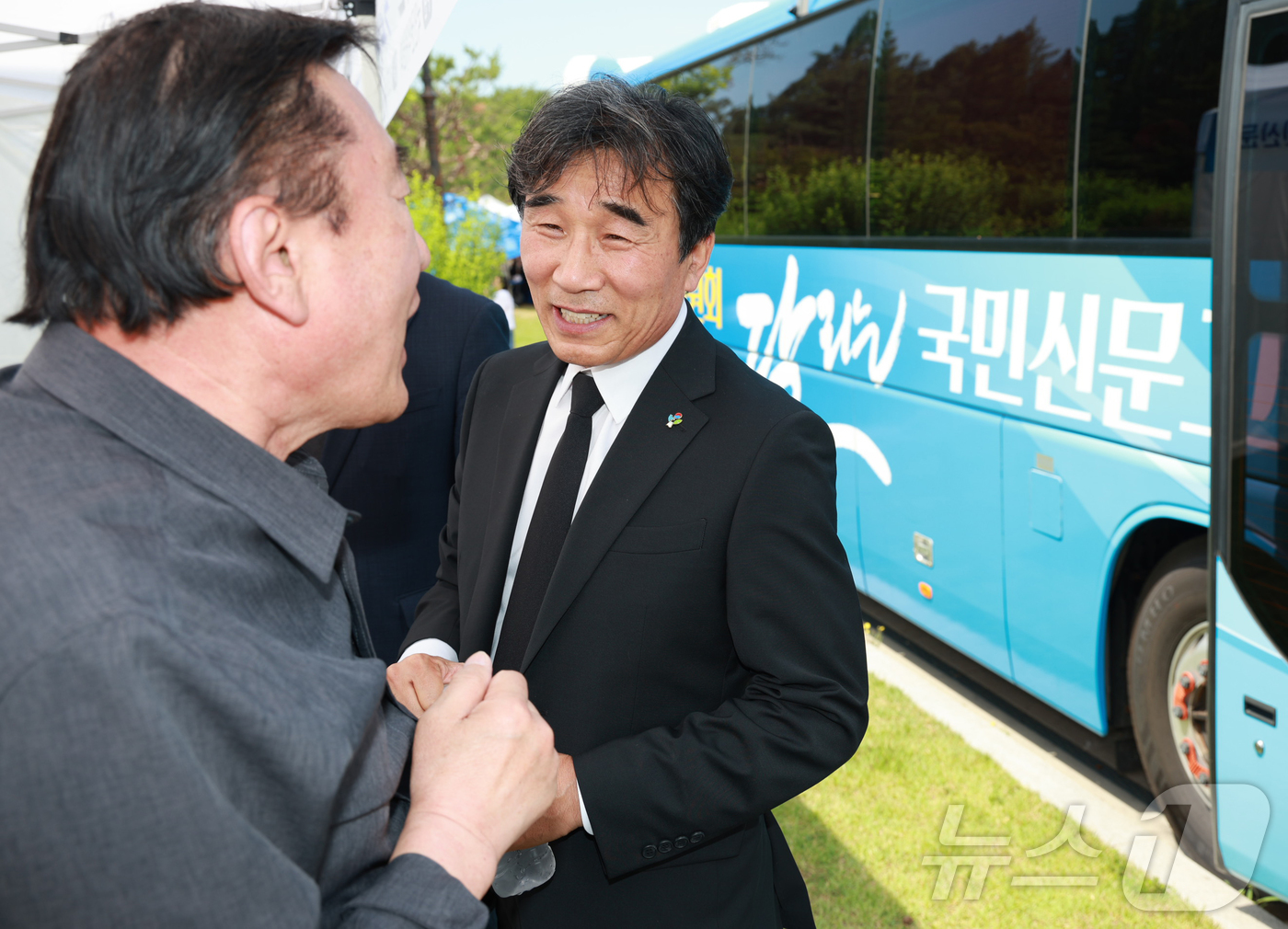 (서울=뉴스1) = 전성환 청와대 경청통합수석이 현충일인 6일 서울 동작구 국립서울현충원에 마련된 권익위 '달리는 국민신문고' 이동 상담장을 찾아 국가유공자와 보훈가족들을 위로하고 …