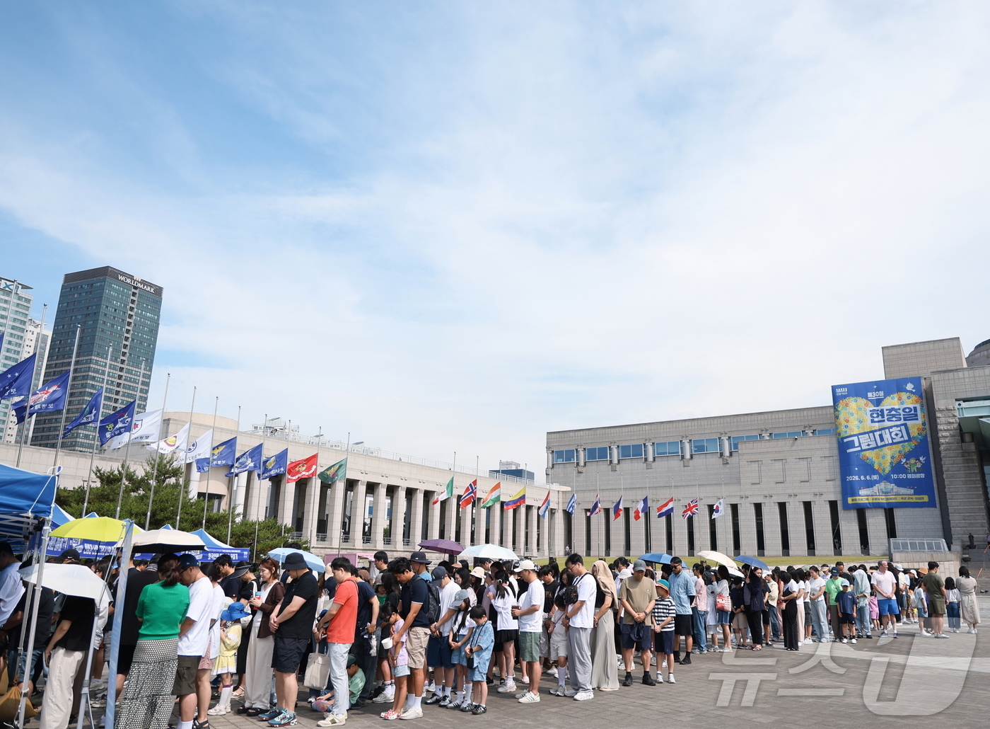 (서울=뉴스1) = 현충일인 6일 서울 용산구 전쟁기념관에서 열린 제30회 현충일 그림대회에 가족 단위 참가자들이 길게 줄지어 대기하고 있다. (전쟁기념사업회 제공. 재판매 및 D …