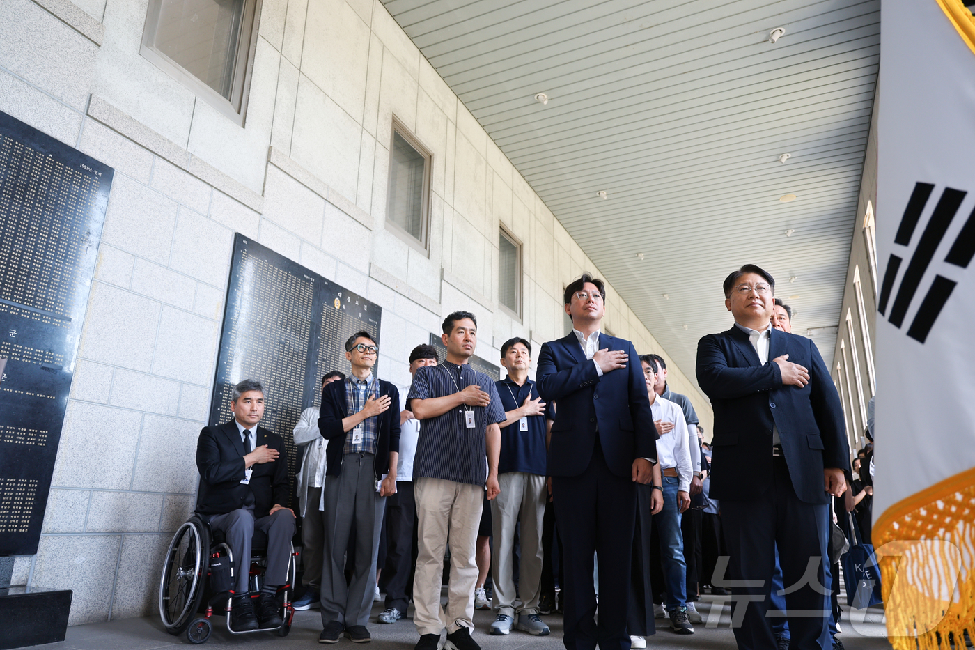 (서울=뉴스1) = 김낙진 전쟁기념사업회 사무총장을 비롯한 직원들이 현충일인 6일 서울 용산구 전쟁기념관에서 국민의례를 하고 있다. (전쟁기념사업회 제공. 재판매 및 DB 금지) …