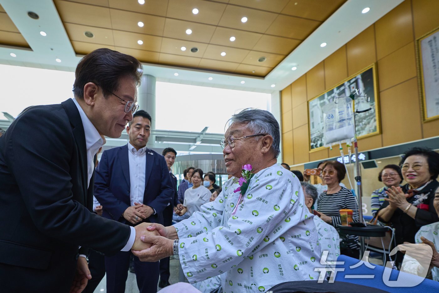본문 이미지 - 이재명 대통령이 6일 서울 강동구 중앙보훈병원에서 입원 치료 중인 국가유공자들을 위문하고 있다. (청와대 제공. 재판매 및 DB 금지) 2026.6.6 ⓒ 뉴스1 이재명 기자