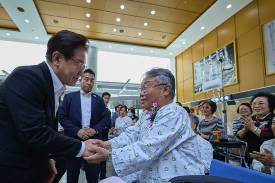 이재명 대통령, 중앙보훈병원 위문