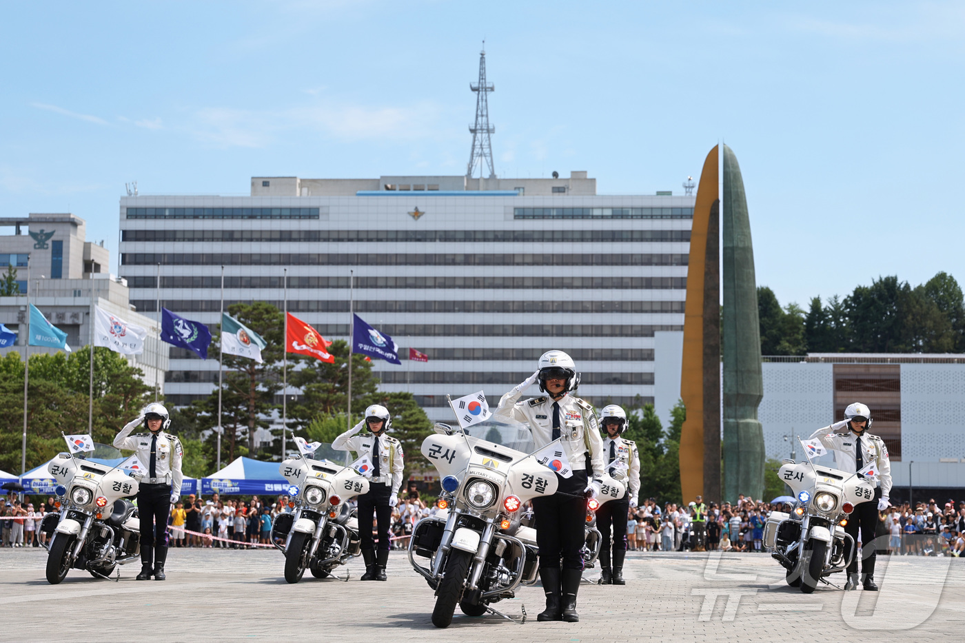 (서울=뉴스1) = 6일 서울 용산구 전쟁기념관에서 열린 현충일 행사에서 모터사이카 퍼레이드를 마친 수도방위사령부 군사경찰이 시민들에게 경례하고 있다. (전쟁기념사업회 제공. 재판 …