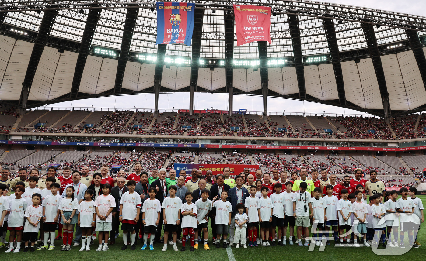(서울=뉴스1) 구윤성 기자 = 6일 오후 서울 마포구 서울월드컵경기장에서 열린 '2026 챔피언스 임팩트 인 서울' 바르사 레전드(바르셀로나 레전드)와 더 레즈 레전드(리버풀 레 …