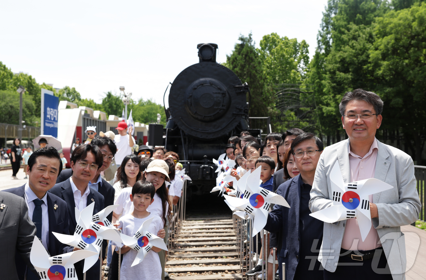 (서울=뉴스1) = 오승록 노원구청장과 내빈 및 축제 관람객들이 6일 서울시 노원구 화랑로 노원기차마을에서 열린 축제에서 태극기 바람개비를 깃대에 꽂는 퍼포먼스를 펼치고 있다. ( …