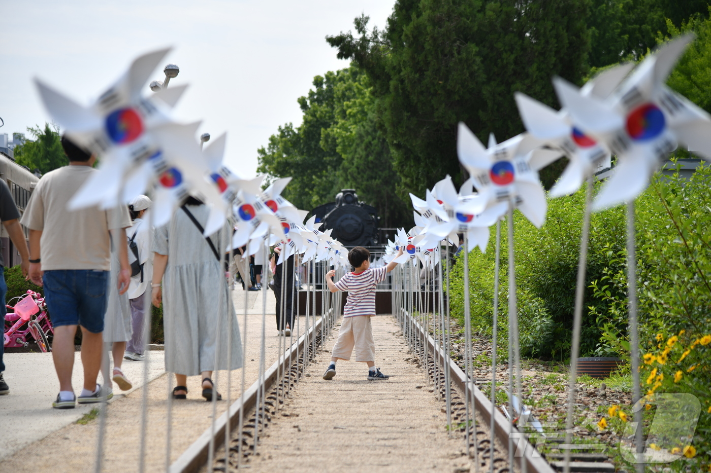 (서울=뉴스1) = 현충일인 6일 서울시 노원구 화랑로 노원기차마을에서 열린 축제를 찾은 어린이가 태극기 바람개비를 구경하고 있다. (노원구 제공. 재판매 및 DB 금지) 2026 …