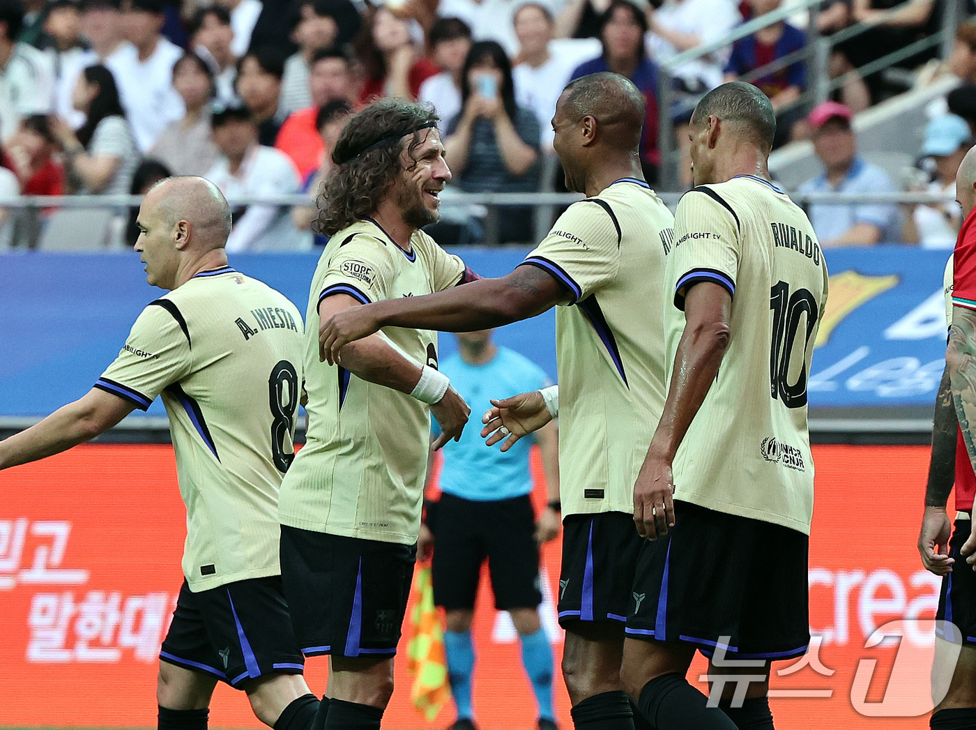 (서울=뉴스1) 구윤성 기자 = 6일 오후 서울 마포구 서울월드컵경기장에서 열린 '2026 챔피언스 임팩트 인 서울' 바르사 레전드(바르셀로나 레전드)와 더 레즈 레전드(리버풀 레 …