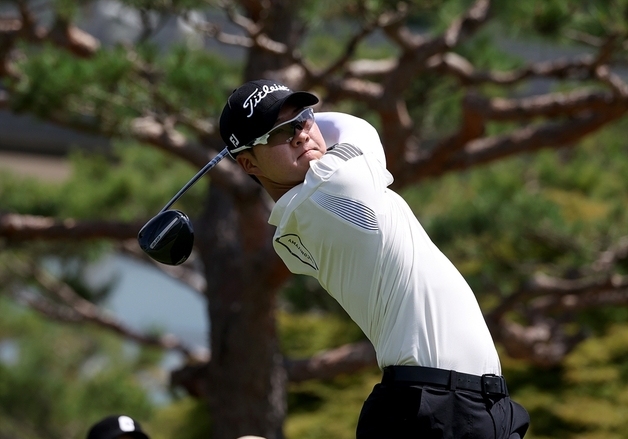 '시드 대기자' 김준형, KPGA 선수권 3R 깜짝 선두…첫 우승 도전