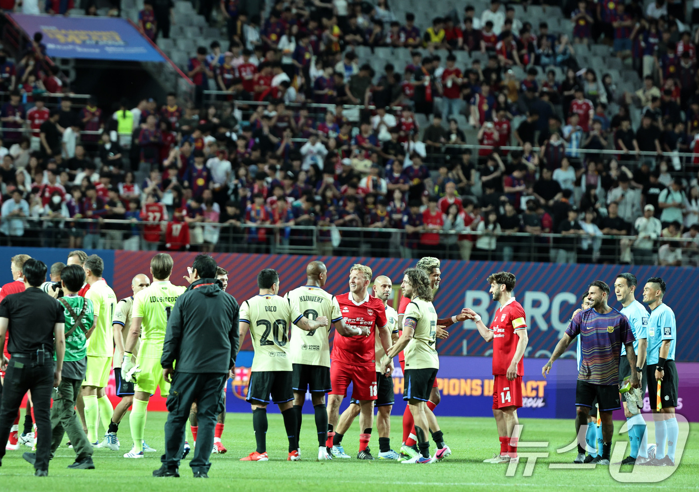 (서울=뉴스1) 구윤성 기자 = 6일 오후 서울 마포구 서울월드컵경기장에서 열린 '2026 챔피언스 임팩트 인 서울' 바르사 레전드(바르셀로나 레전드)와 더 레즈 레전드(리버풀 레 …