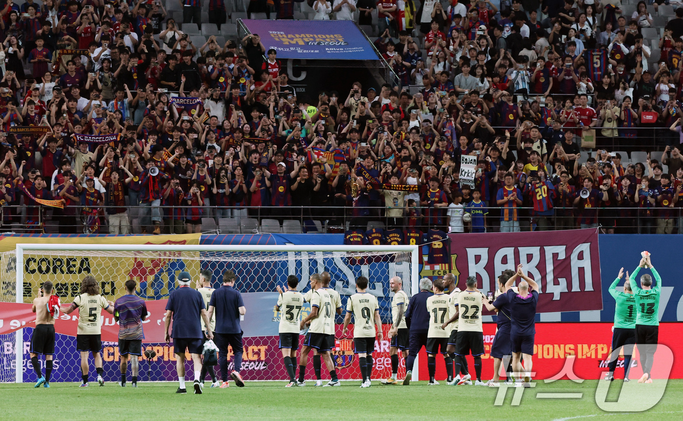 (서울=뉴스1) 구윤성 기자 = 국내 FC바르셀로나 팬들이 6일 오후 서울 마포구 서울월드컵경기장에서 열린 '2026 챔피언스 임팩트 인 서울' 바르사 레전드(바르셀로나 레전드)와 …