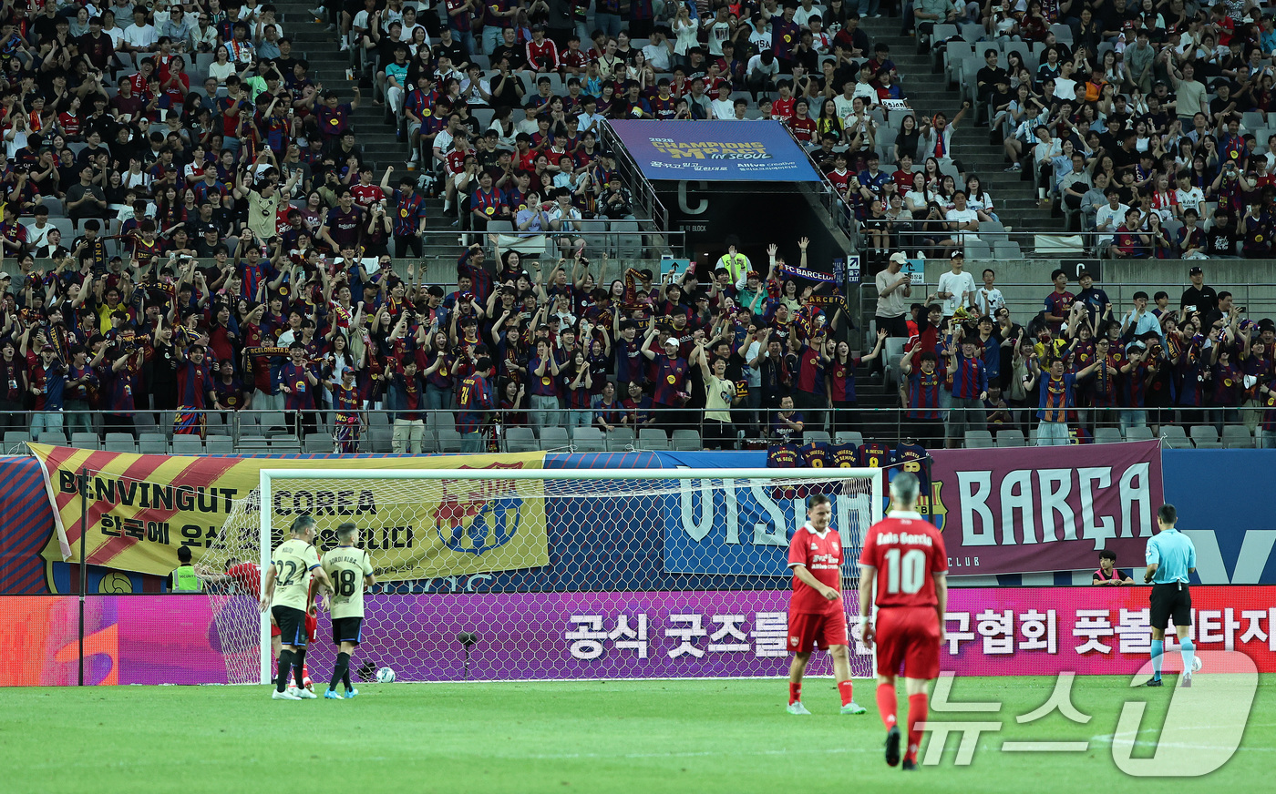 (서울=뉴스1) 구윤성 기자 = FC바르셀로나 팬들이 6일 오후 서울 마포구 서울월드컵경기장에서 열린 '2026 챔피언스 임팩트 인 서울' 바르사 레전드(바르셀로나 레전드)와 더 …