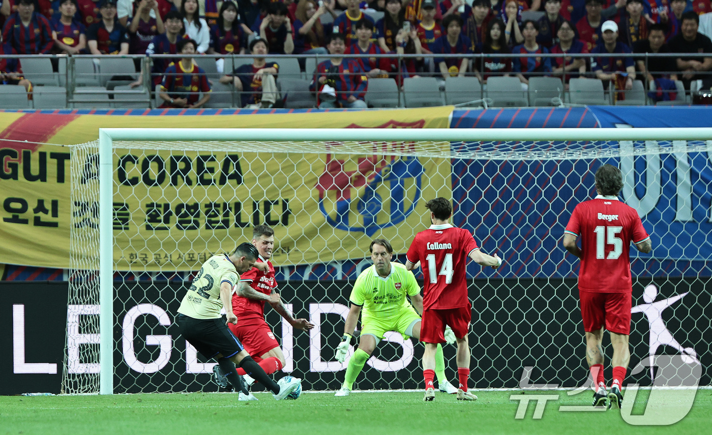 (서울=뉴스1) 구윤성 기자 = 6일 오후 서울 마포구 서울월드컵경기장에서 열린 '2026 챔피언스 임팩트 인 서울' 바르사 레전드(바르셀로나 레전드)와 더 레즈 레전드(리버풀 레 …